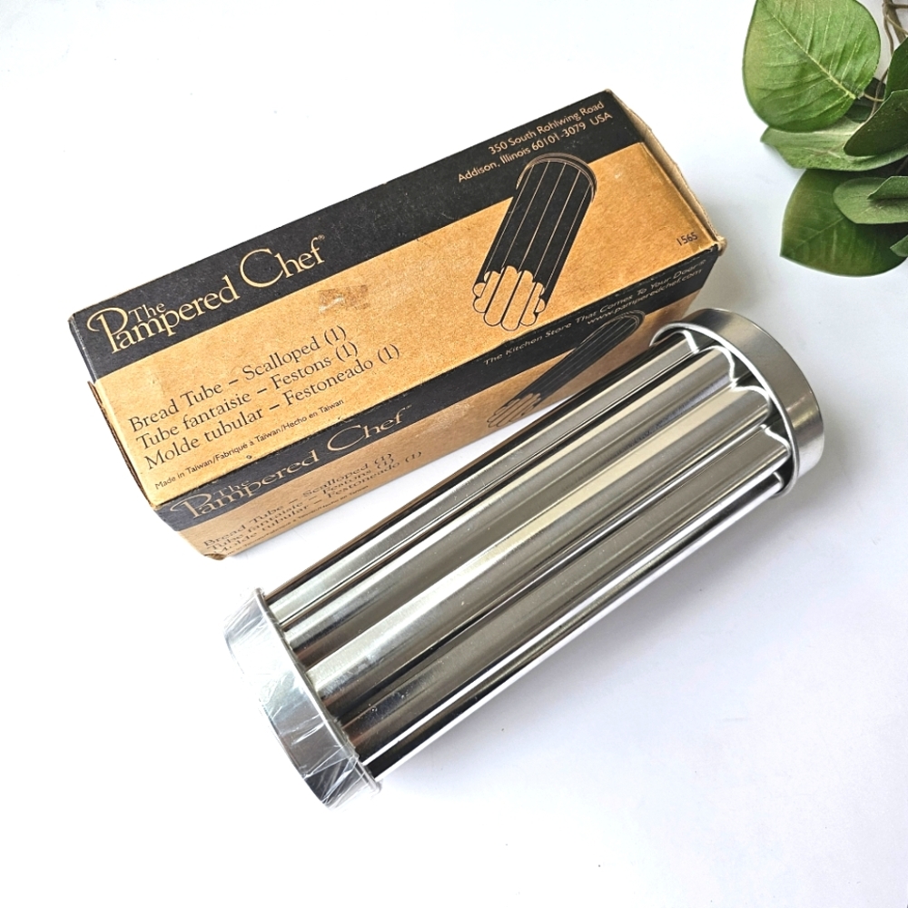 NEW The Pampered Chef Bread Tube Scalloped, Illinois USA Made in Taiwan